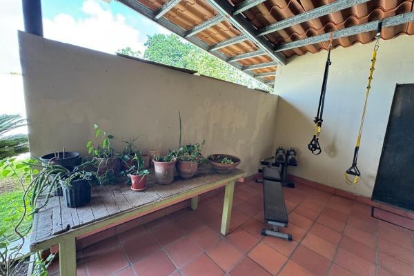 Casa con piscina en lote de 2.239 m²