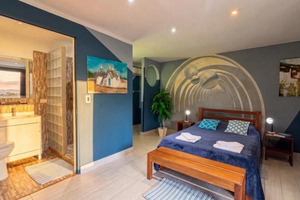 Propiedad con casa principal, 6 estudios y piscina