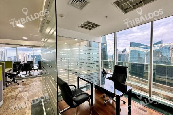 Alquiler de amplia oficina en el edificio f & f tower, amoblada