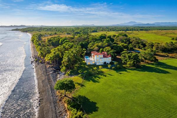 Beachfront estate on 1.5 hectares in playa nanzal