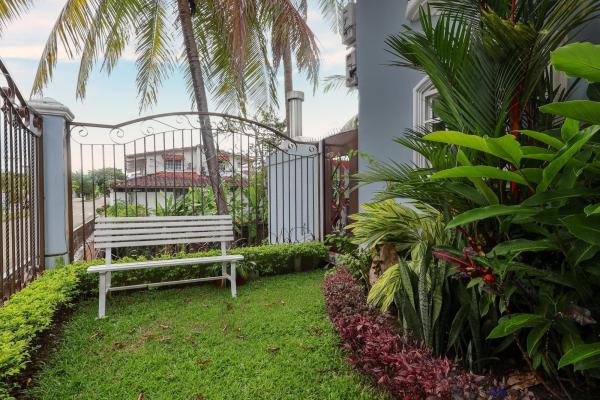 Venta de casa de 2 niveles en altos de panamá