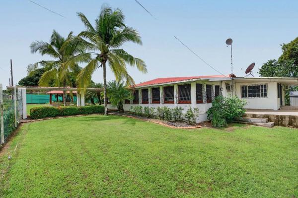 Amplia casa con piscina y apartamento para invitados
