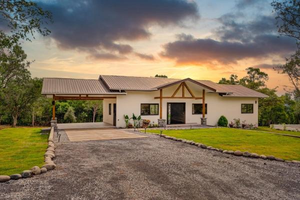 Nueva casa potrerillos con acabados de calidad.
