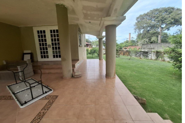 Venta de casa dos niveles con terreno en la chorrera