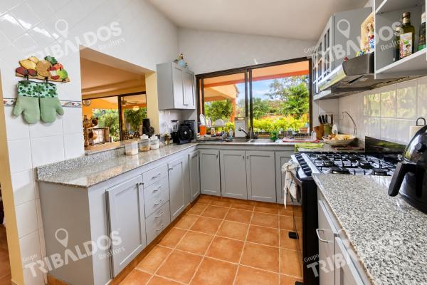 Sale of 5-bedroom house with private pool and garden in coronado