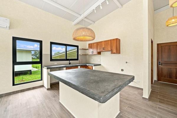 Casa con energía solar y casita cerca de pedasí