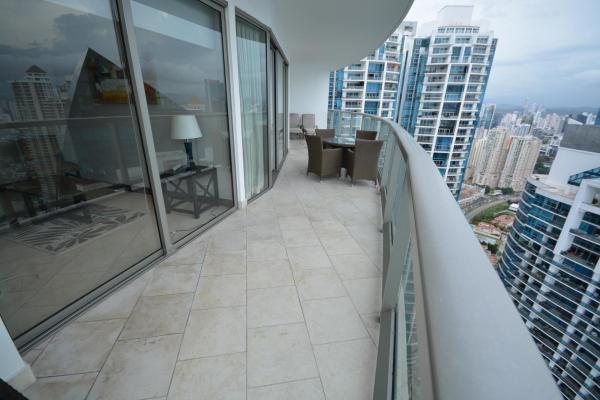 Apartamento amueblado de 2 dormitorios más estudio con vistas al mar.