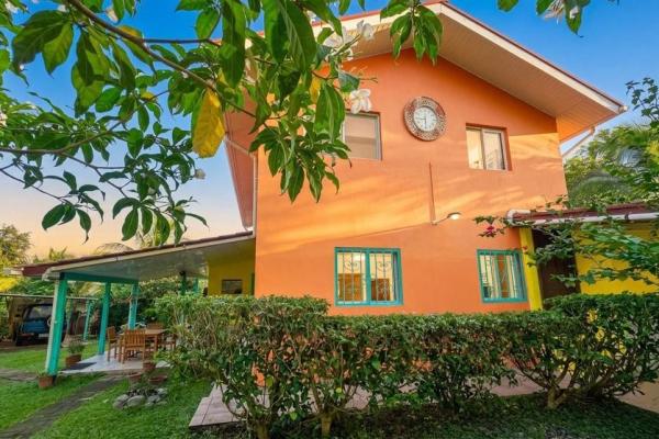 Propiedad con casa principal, 6 estudios y piscina