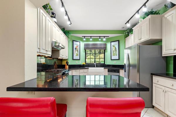 Rare 3-bedroom corner condo in valle escondido