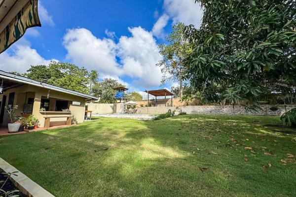 Casa con piscina en lote de 2.239 m²