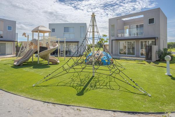 Furnished 2-bedroom beach home in playa caracol