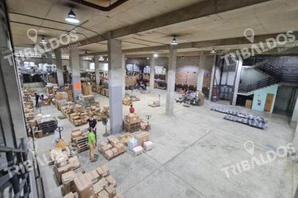 Venta de edificio con amplia bodega y oficinas en la ciudad