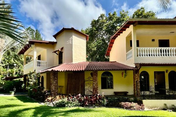 Altos de maría mountain home with guest studios