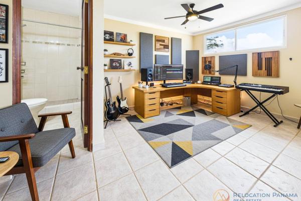 Casa con vistas a la montaña y al océano en venta en sora
