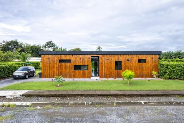 Encantadora casa costera en venta en coco beach, panamá