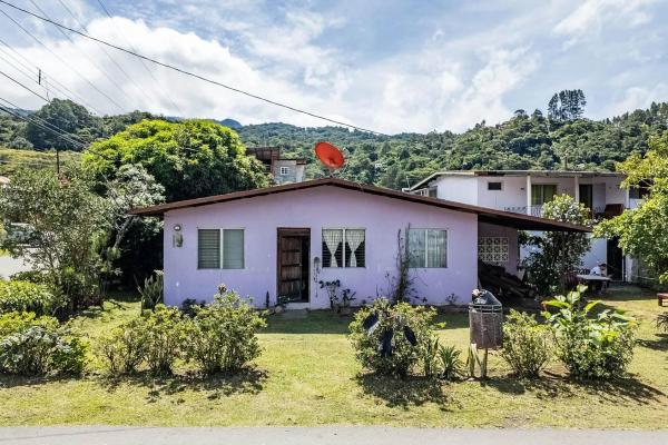 Propiedad comercial de esquina en el centro de boquete