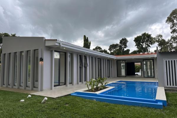 Casa en playa coronado 396k acceso a cancha golf etapa final construcción