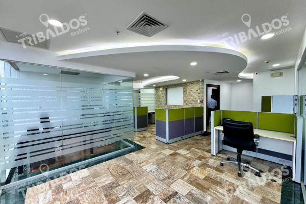 Alquiler de amplia oficina en el edificio f & f tower, amoblada