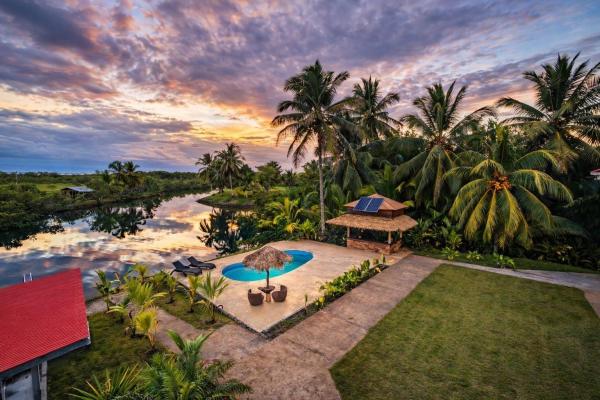 Hermosa villa frente al agua con muelle privado en sunset point, isla colón