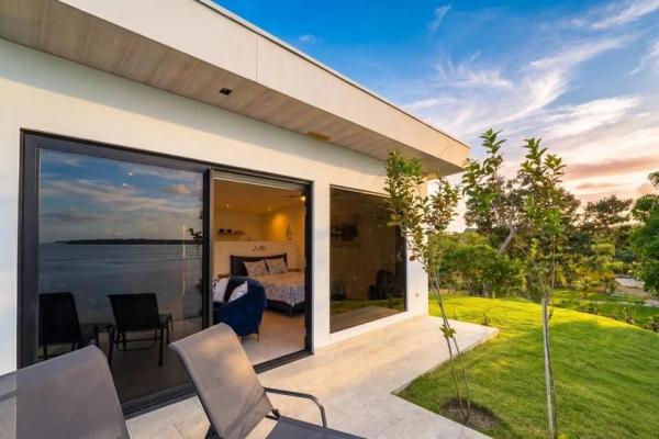 Casa frente a la playa con casita y piscina en hermosa bay