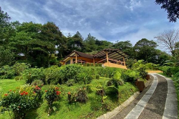 Mountain retreat in altos del maria