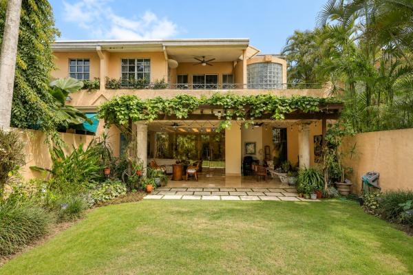Venta de casa duplex en altos del golf