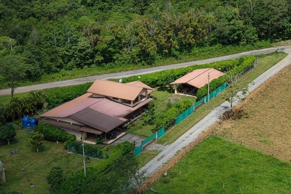 Casa familiar con jardines y taller en un terreno de 3486 m² en potrerillos