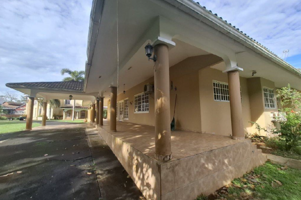 Venta de casa tipo chalet con terreno en la chorrera