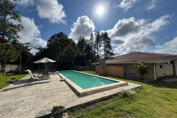 Casa con piscina en lote de 2.239 m²