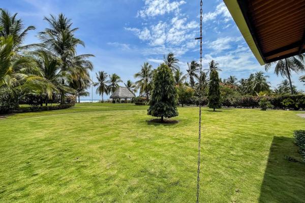 Casa junto a la playa con paneles solares en las lajas