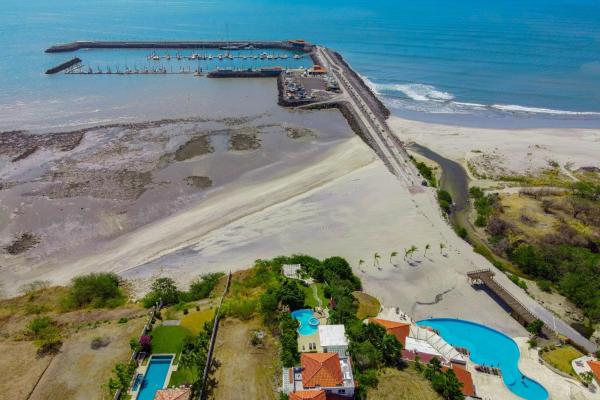 Beachfront apartment with ocean view, ph las olas