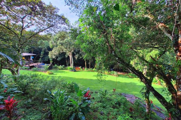 Propiedad de 3 acres frente al río con casa de huespedes