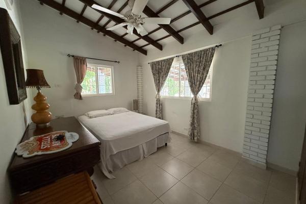 Casa para venta en el corazón de coronado!
