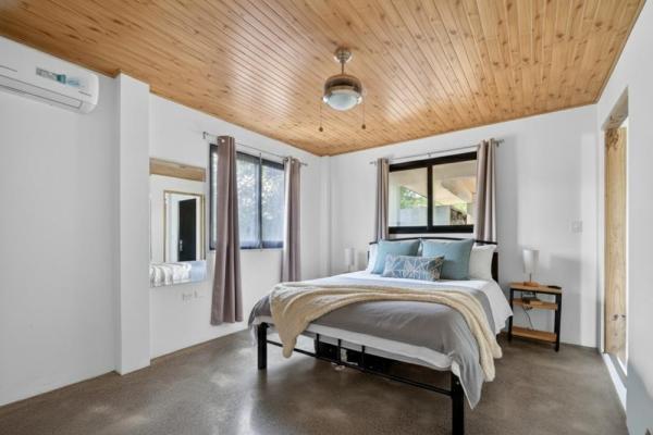 Turnkey ocean-view luxury villa in sea view hills