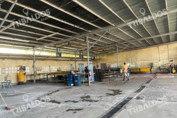 Venta de terreno con galera, parque lefebre