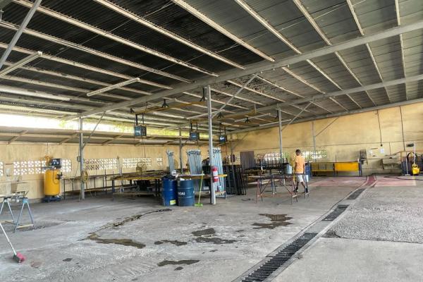 Venta de terreno con galera, parque lefebre