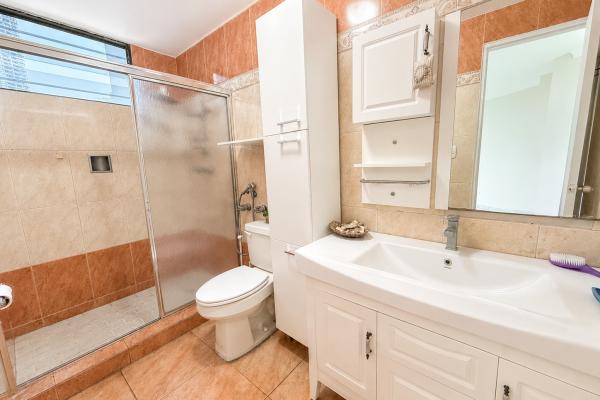 Alquiler de apartamento con vista al mar en rocamar, ave. balboa
