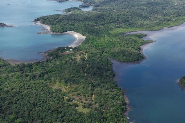 Terreno insular de 10,5 hectáreas con acceso por carretera.