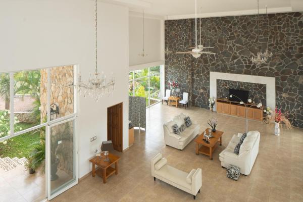 Beachfront 4-bedroom home with pool in boca chica