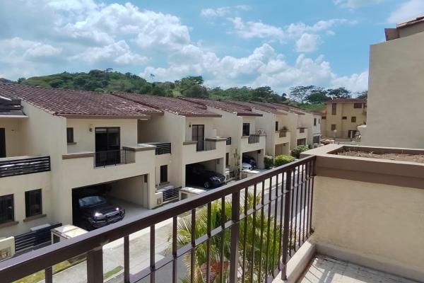 Vendo townhome en embassy club para inversionistas. generando renta.