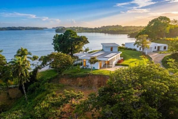 Casa frente a la playa con casita y piscina en hermosa bay