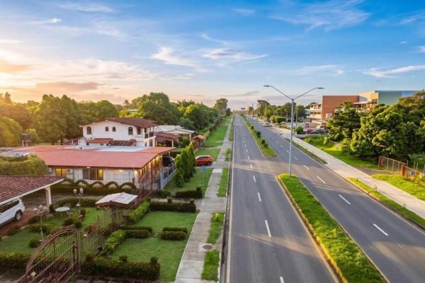 Se vende propiedad de 8 habitaciones con zonificación comercial