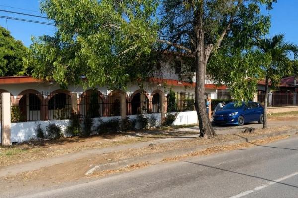Se vende propiedad de 8 habitaciones con zonificación comercial