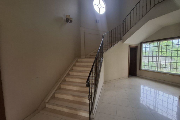Venta de casa dos niveles con terreno en la chorrera