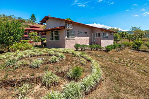 7 hectares mountain solar-powered home in boquete