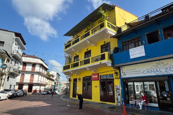 Building across from plaza arango in santa ana.