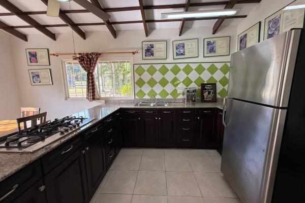 Casa para venta en el corazón de coronado!