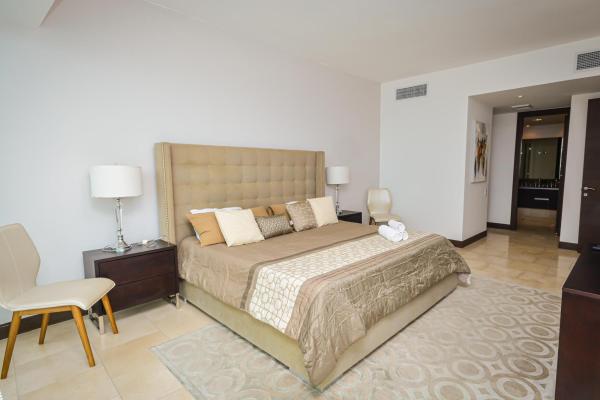 Apartamento remodelado de 2 habitaciones más estudio en planta alta