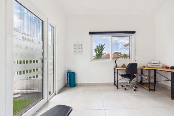 Hermosa casa moderna de 2 dormitorios con piscina
