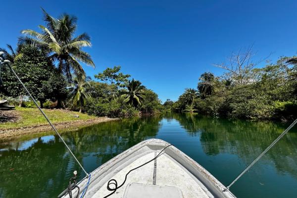 Hermosa villa frente al agua con muelle privado en sunset point, isla colón